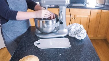 Adım adım. Şekerli kurabiye konut mutfak pişirme kadın.