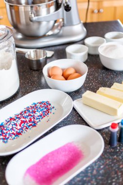 Adım adım. Üstünde belgili tanımlık mutfak sayaç şeker kurabiye pişirmeye malzemeler.