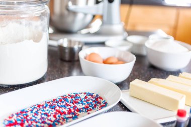 Adım adım. Üstünde belgili tanımlık mutfak sayaç şeker kurabiye pişirmeye malzemeler.