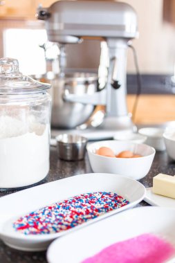 Adım adım. Üstünde belgili tanımlık mutfak sayaç şeker kurabiye pişirmeye malzemeler.