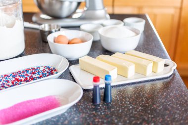 Adım adım. Üstünde belgili tanımlık mutfak sayaç şeker kurabiye pişirmeye malzemeler.