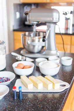Adım adım. Üstünde belgili tanımlık mutfak sayaç şeker kurabiye pişirmeye malzemeler.