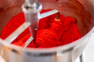 Adım adım. Kırmızı beyaz ve mavi fırıldak çerez hamur karıştırma.