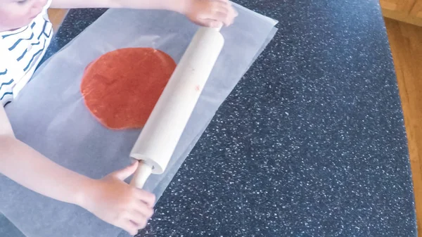 Adım adım. Küçük kız mutfakta şekerli kurabiye pişirme.