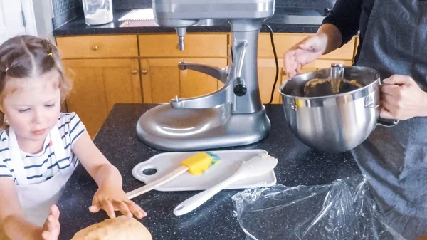 Schritt Für Schritt Mutter Und Tochter Backen Zuckerplätzchen Der Küche — Stockfoto
