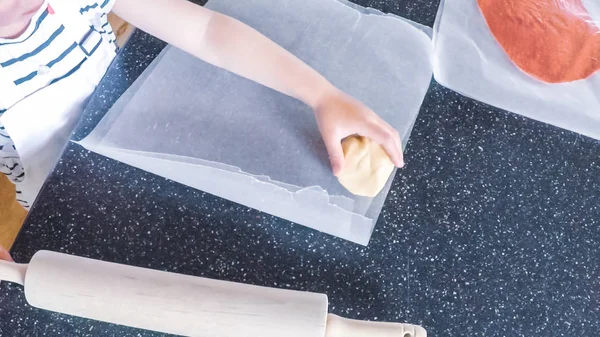 Adım adım. Küçük kız mutfakta şekerli kurabiye pişirme.