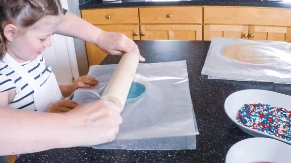 Passo Passo Mãe Filha Assar Biscoitos Açúcar Cozinha — Fotografia de Stock