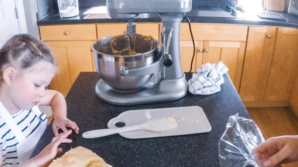Adım adım. Küçük kız mutfakta şekerli kurabiye pişirme.