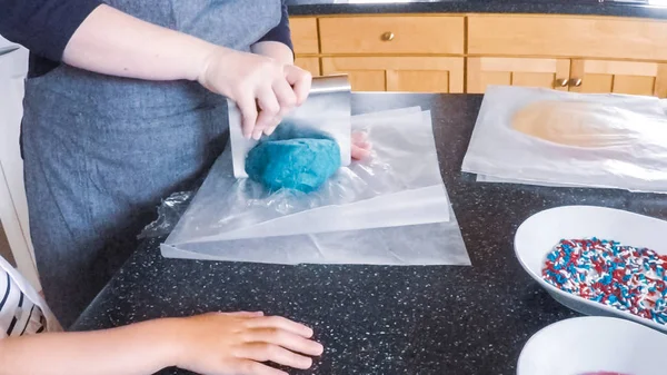 Paso Paso Madre Hija Horneando Galletas Azúcar Cocina —  Fotos de Stock