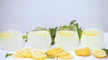 Adım adım, taze limon limonata yapmak 