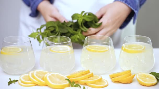 Stap Voor Stap Het Maken Van Limonade Met Verse Citroenen — Stockvideo