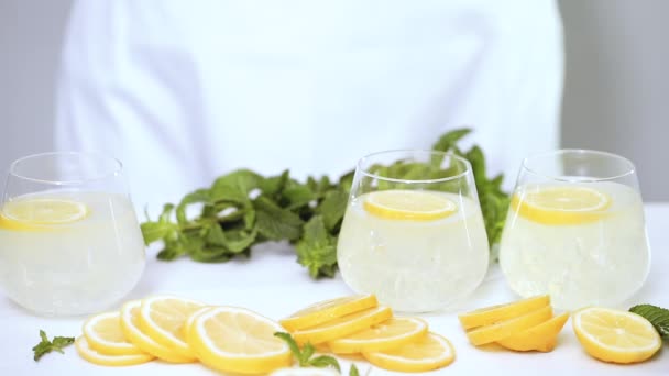 Schritt Für Schritt Limonade Mit Frischen Zitronen Zubereiten — Stockvideo