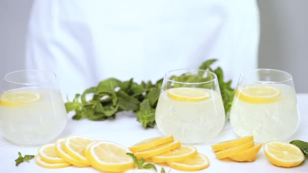 Stap Voor Stap Het Maken Van Limonade Met Verse Citroenen — Stockvideo