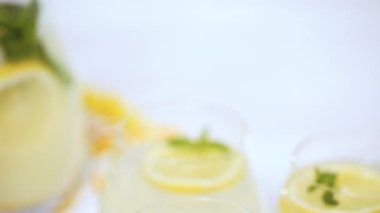 Adım adım, taze limon limonata yapmak 
