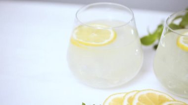 Adım adım, taze limon limonata yapmak 