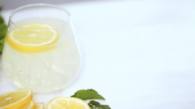 Adım adım, taze limon limonata yapmak 