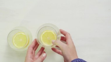 Adım adım, taze limon limonata yapmak 