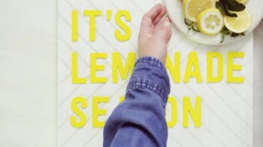 Limonata sezon ahşap işareti bir beyaz tahta üzerinde sarı harflerle'nın