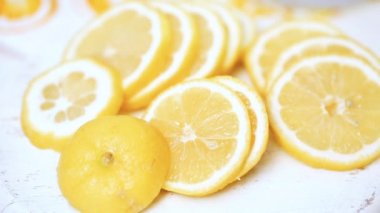 Beyaz ahşap kesme tahtası üzerinde taze dilimlenmiş limon