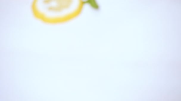 Свіжий Лимонад Склянках Прикрашений Нарізаними Лимоном Ятою — стокове відео