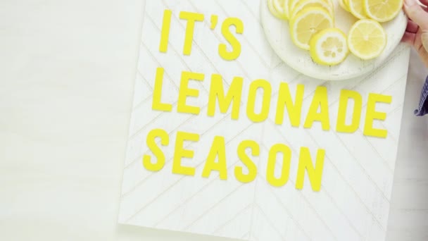 这是柠檬水季节木标志与新鲜切片的柠檬在木材切割板上 — 图库视频影像