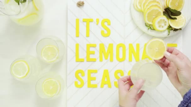 这是柠檬水季节木标志与新鲜切片的柠檬在木材切割板上 — 图库视频影像