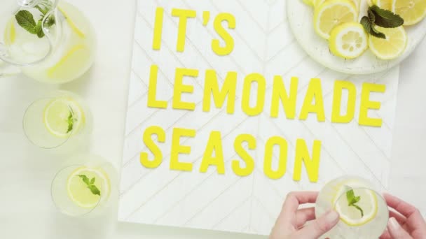 Segno Legno Stagione Limonata Con Limoni Appena Affettati Tagliere Legno — Video Stock