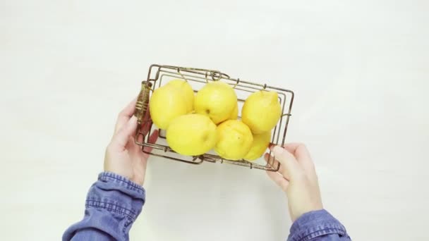 循序渐进 在白色木材切割板上切片新鲜有机柠檬 — 图库视频影像