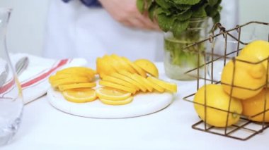 Adım adım, tepsiye limonata taze limon ve saman yapma