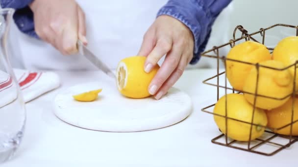 Passo Passo Fazendo Limonada Com Limões Frescos Palha Bandeja — Vídeo de Stock