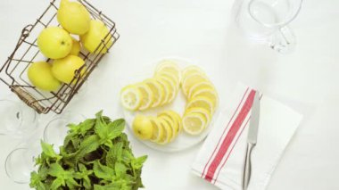 Adım adım, tepsiye limonata taze limon ve saman yapma