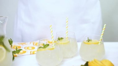 Adım adım, tepsiye limonata taze limon ve saman yapma