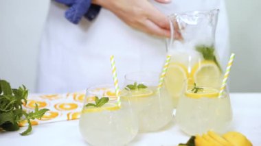 Adım adım, tepsiye limonata taze limon ve saman yapma