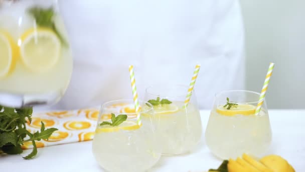 用新鲜的柠檬和稻草在托盘上做柠檬水 — 图库视频影像
