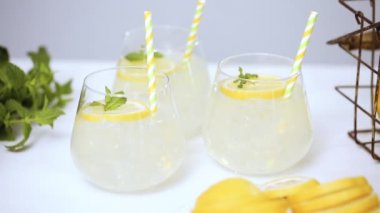 Adım adım, tepsiye limonata taze limon ve saman yapma