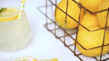 Adım adım, tepsiye limonata taze limon ve saman yapma