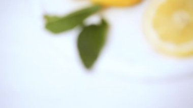 Adım adım, tepsiye limonata taze limon ve saman yapma