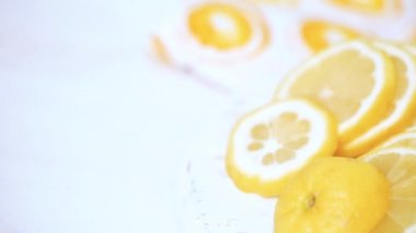 Adım adım, tepsiye limonata taze limon ve saman yapma