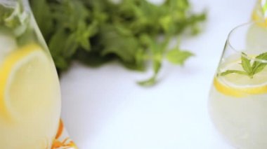 Adım adım, tepsiye limonata taze limon ve saman yapma