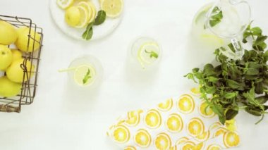 Adım adım, tepsiye limonata taze limon ve saman yapma