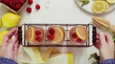 Adım adım. Ahududu süsleme limonata taze limon ve mason kavanoz içme içinde ahududu