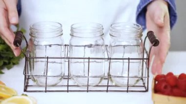 Adım adım. Ahududu süsleme limonata taze limon ve mason kavanoz içme içinde ahududu