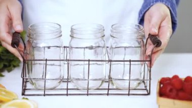 Adım adım. Ahududu süsleme limonata taze limon ve mason kavanoz içme içinde ahududu