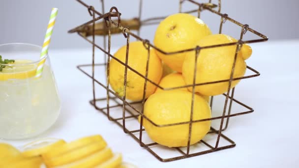 Schritt Für Schritt Limonade Mit Frischen Zitronen Und Stroh Auf — Stockvideo