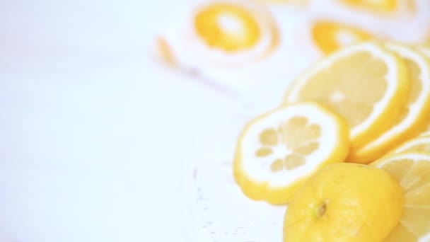 一歩一歩 トレイに新鮮なレモンとわらのレモネードを作る — ストック動画