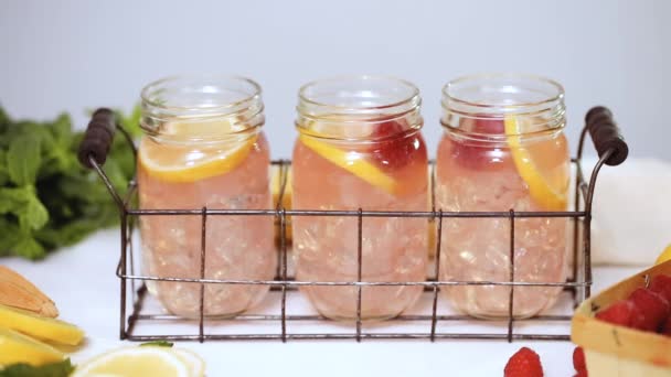 一歩一歩 新鮮なレモンと石工の Jar ファイルを飲むラズベリーの飾りラズベリー レモネード — ストック動画