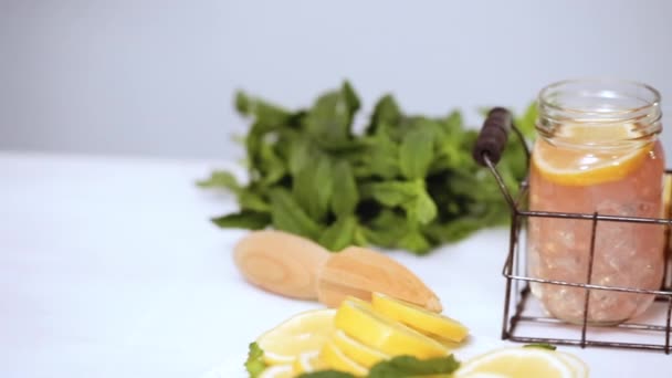 Passo Passo Guarnição Limonada Framboesa Com Limões Framboesas Frescos Potes — Vídeo de Stock