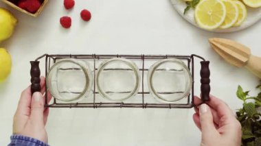 Adım adım. Ahududu süsleme limonata taze limon ve mason kavanoz içme içinde ahududu