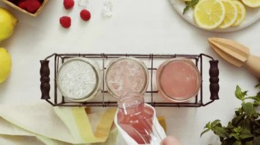 Adım adım. Ahududu süsleme limonata taze limon ve mason kavanoz içme içinde ahududu