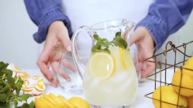 Adım adım, tepsiye limonata taze limon ve saman yapma
